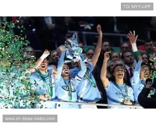 联赛杯决赛曼城2-0完胜阿森纳全队激情捧杯开怀瞬间